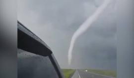 #شاهد شاهد إعصار يضرب منطقة شايان في ولاية وايومنغ الأمريكية