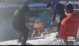 في تركيا .. غطس في بحرية متجمدة لانقاذ كلب