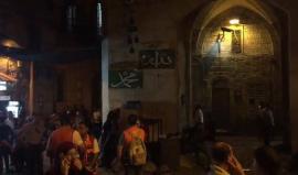 "لن يهزم أقصانا"..  نشيد المعتصمين على أبواب المسجد الأقصى المبارك قبل قليل