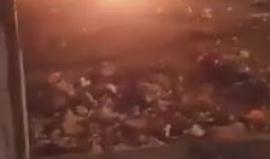 #فيديو شبان يحرقون مركبة للمستوطنين في بلدة حزما شمال شرق القدس