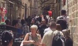 #شاهد مكان عملية الطعن قرب باب السلسلة بالقدس المحتلة وقوات الاحتلال تعتقل شاباً وتعتدي على المتواجدين في المكان