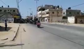 #شاهد شبان فلسطينون يجلبون إطارات السيارات الى الحدود الشرقية لغزة تحضيراً لـ "جمعة الكوشوك"