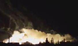 #شاهد غارات جويّة بالأسلحة العنقودية والفوسفورية تستهدف بلدة أم الكراميل في ريف حلب الجنوبي