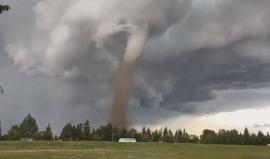 #شاهد إعصار يضرب كندا ويتحرك بسرعة 50 كيلومتراً بالساعة