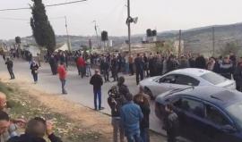 #عاجل | العشرات يتجمعون أمام منزل الشهيد #باسل_الاعرج في قرية الولجة قضاء بيت لحم في انتظار وصول جثمانه وتشييعه .