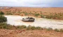 #شاهد غرق دبابة إسرائيلية في قاعدة عسكرية بالنقب المحتل بفعل مياه الأمطار