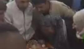 "مع السلامة .. الله يسهل عليك " 
#شاهد | مراسم الوداع وإلقاء النظرة الأخيرة على الشهيد الفتى محمد حطاب " 17 عاما " في منزله بمخيم الجلزون شمال رام الله قبيل نقله للدفن . 

تصوير نبال فرسخ