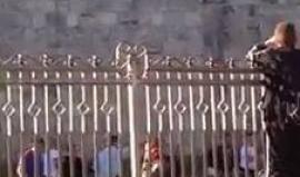 فيديو من مكان عملية الطعن عند باب الساهرة بالقدس والتي أصيب فيها شرطيين "اسرائيليين"