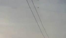 #شاهد سقوط جسم غريب بمظلة قرب الحدود المصرية الفلسطينية 

خاص - شهاب 

أفاد شهود عيان فلسطينيين لوكالة شهاب للأنباء بمشاهدة جسم غريب يسقط بمظلة قرب الحدود المصرية الفلسطينية مساء يوم السبت الماضي.

وقالت مصادر لوكالة شهاب للأنباء:" إن انفجار سمع في الأجوا