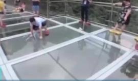 الجسر الزجاجي يتكسر تحت أقدام السياح؟
#الصين - المصدر : CGTN Arabic