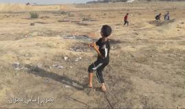 #شاهد| طفل صغير يبدع في رمي الحجارة عن طريق المقلاع في المواجهات التي اندلعت شرق مخيم البريج يوم أمس الجمعة. 
تصوير | سامي مصران