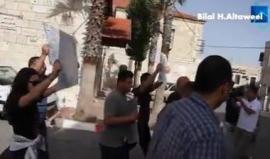 #شاهد فلسطينيون يرشقون وفدا أمريكيا بالبيض والأحذية، في بيت لحم احتجاجا على قرار الرئيس الأمريكي بشأن مدينة القدس المحتلة، وذلك أمام النادي الأرثوذكسي؛ خلال حفل تنظمه القنصلية الأمريكية لتخريج عدد من المشاركين في دورات.