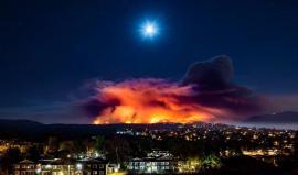 #شاهد حريق في سفوح شمال غربي لوس أنجلوس يطرد مئات السكان من منازلهم