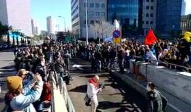 مظاهرات امام المحكمة العسكرية التابعة للاحتلال في تل أبيب احتجاجا على محاكمة الجندي قاتل الشهيد عبد الفتاح الشريف في الخليل