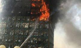 لحظة انهيار مبنى 15 طابقًا في طهران بعد اشتعاله وسقوط ضحايا