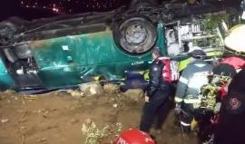 #شاهد .. مصرع مستوطنين وإصابة 7 آخرين غالبيتهم بحالة الخطر اثر انقلاب حافلتهم في واد عميق على الطريق الواصل بين نابلس ورام الله في الضفة الغربية المحتلة.