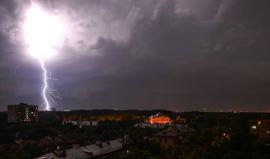 #شاهد عاصفة رعدية غير مسبوقة تضرب موسكو ليلا