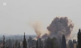 #شاهد لحظة سقوطها وانفجارها 
مروحيات النظام السوري تستهدف مزارع خان الشيح في ريف #دمشق بـ 24 برميل متفجر من بينها أربعة براميل تحوي مادة النابالم الحارق .