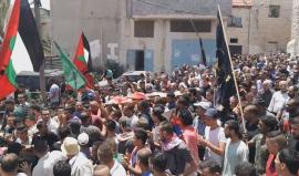 #شاهد | أهالي بلدة يعبد قضاء جنين يشيعون الشهيدة الطفلة نوف انفيعات "15 عاما"، والتي ارتقت متاثرة بجراح أصيبت برصاص قوات الاحتلال بدعوى تنفيذها عملية طعن قرب حاجز على مدخل مستوطنة "ميفو دوتان" جنوب يعبد. 

تصوير أحمد عزالدين عمارنه