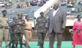 #شاهد| وزير الرياضة الأوغندي "تشارلز باكابولندي" أراد الاحتفال قبل أيام بافتتاح ملعب جديد في بلاده بركل الكرة، لكنه أصبح مثار للسخرية والضحك بسبب ما حدث له