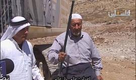 "بنحمي أرضنا بدمنا...فشرتو يا يهود".
مسن فلسطيني من قرية دير قديس يتصدى لهجمة لجرافات الاحتلال على أرضه ويعتلي إحداها !