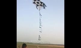 #شاهد لحظة سقوط طائرة ورقية حارقة بجوار جندي إسرائيلي في غلاف غزة