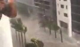 الرياح تشتد والفيضانات تجتاح شوارع فلوريدا الأمريكية