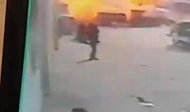 توثيق لحظة انفجار سيارة مفخخة لتنظيم الدولة في مدينة #إعزاز شمال #حلب 
(نشطاء)