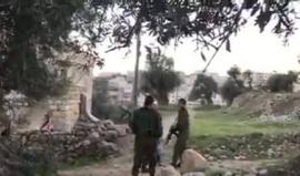 #شاهد 
قوات الاحتلال تحتجز طفلاً في منطقة تل ارميدة وسط مدينة الخليل بناء على طلب المستوطنين.