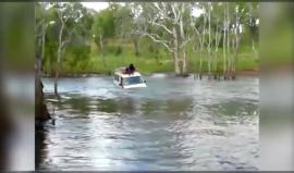 #شاهد اجتازوا بسيارتهم نهرا يعج بالتماسيح !