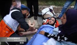 #شاهد اعتقال قوات الاحتلال فتاة بعد إصابتها على مدخل كلية العروب شمال الخليل أمس.