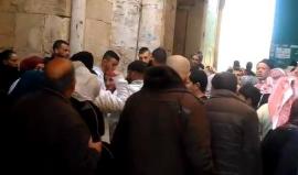#شاهد| قوات الاحتلال تمنع دخول مجموعة من الشبان والفتيات من الى المسجد الأقصى بحجة ارتدائهم قمصانا عليها خارطة واسم فلسطين