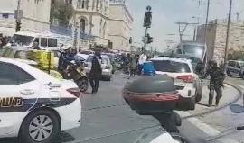 #شاهد | من مكان تنفيذ عملية الطعن في شارع يافا بالقدس المحتلة قبل قليل والتي اصيبت فيه مستوطنة بجراح خطيرة فيما اعلن الغعلام العبري عن إصابة المنفذ واعتقاله .