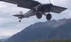 #شاهد طيار محترف يهبط على طريقة الـ هليكوبتر في أماكن وعرة!