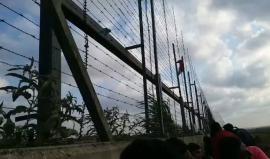 #شاهد الشباب الثائر يتقدم نحو السلك الزائل شرق جباليا شمال قطاع غزة في مسيرات العودة وكسر الحصار