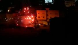 #شاهد
شبان يلقون العاب نارية بإتجاه قوات الاحتلال أثناء اقتحامها لمنطقة مفترق المدارس في الخليل