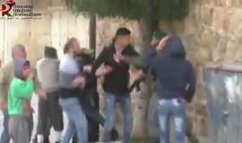 #شاهد | قوات الاحتلال تعتدي على شابين وتعتقلهما على حاجز عسكري قرب المسجد الإبراهيمي في مدينة الخليل.