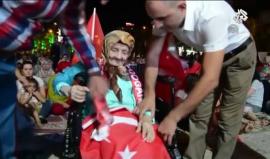 #شاهد | مسنة تبلغ من العمر 103 أعوام تشارك في مسيرة مناهضة لمحاولة الإنقلاب في مدينة مانيسا بـ #تركيا.