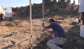 درعا: النازحون على الحدود⁩ يجهزون خيمهم بعد تهجيرهم من بيوتهم بسبب القصف العنيف 

إنتاج: بصمة سورية