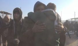 مشاهد مؤثرة .. 
فيديو اللحظات الأولى لوصول الدفعة الثانية من المحاصرين في #حلب إلى ريفها الغربي 
(معاذ الشامي)