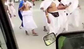 سابقة ربما تكون الأولى من نوعها .. حاج يرفع علم نادي الهلال السعودي في المشاعر المقدسة