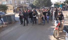#شاهد .. مظاهرة في مدينة إدلب نصرة لأهالي وادي بردى التي تتعرض لهجمات من قبل قوات الاسد مطالبين بتوحيد الصفوف