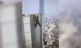 "ومن السيلفى ما قتل"..
#شاهد|  لحظة سقوط مغامر صينى أثناء التقاط صورة من الطابق الـ62