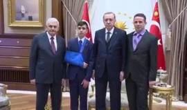 #شاهد ‏‎أردوغان ورئيس الوزراء بن علي ‎يلدريم يستقبلان الطفل الفلسطيني ‎فوزي الجنيدي - الذي اشتهر عقب انتشار صوره أثناء اعتقاله من قبل كتيبة لجيش الاحتلال وهو معصوب العينين- وذلك في المجمع الرئاسي في العاصمة ‎أنقرة وسط تركيا