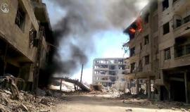 #سوريا #ريف_دمشق: حرائق الأبنية السكنية الناتجة عن استهدف مدينة #داريا بالنابالم الحارق من طيران الأسد