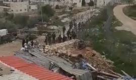 حاولت والدته تخليصه .. 
قوات الاحتلال تعتقل طفل من منطقة وادي النصارى في الخليل