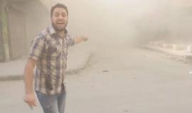 مشاهد مروعة في أول أيام عيد الأضحى ..
#شاهد| نجاة طاقم إعلامي من قصف عنيف بالبراميل المتفجرة على حي القاطرجي في #حلب اليوم 
الإعلامي: محمود أبو الشيخ