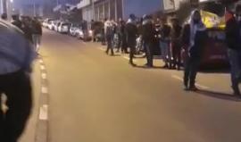 المواطنون في انتظار وصول  جثمان الشهيد نمر الجمل من بلدة بيت سوريك على معبر الجيب . 
وكان الشهيد نمر قد نفذ عملية أدت لمقتل ثلاث جنود نهايه شهر أيلول الماضي.