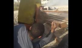 شاهد كيف يتم إخلاء الإصابات بعد إجتياز الحدود الفاصلة من قبل الشبان الثائرون شرق مدينة غزة  وكيف إقتحم المتظاهرين السلك الزائل