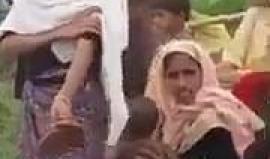 العشرات من مسلمي الروهينغا يقطعون أحد الأنهار هرباً من الحرق والقتل